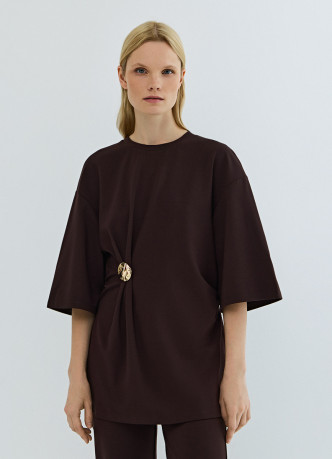 Футболка с брошью