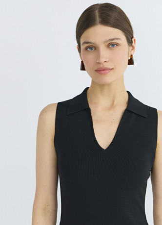 Вязаное платье с воротником-поло