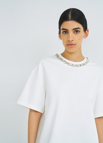 Футболка с декором у выреза