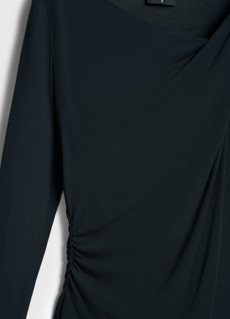 Лонгслив с драпировкой и асимметричным вырезом