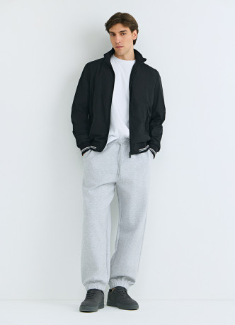 Бомбер с контрастными деталями