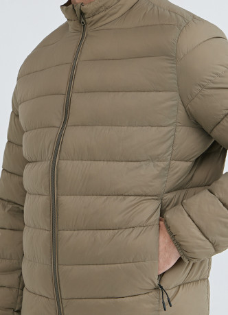 Утеплённая лёгкая куртка с воротником-стойкой