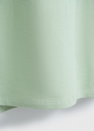 Футболка со спущенным плечом