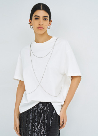 Футболка с декором из навесных цепочек