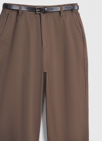 Чиносы с тонким ремнём