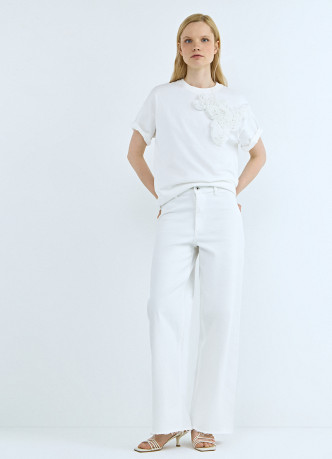 Футболка с цветочной аппликацией