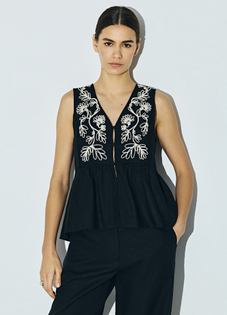 Топ с вышивкой и баской