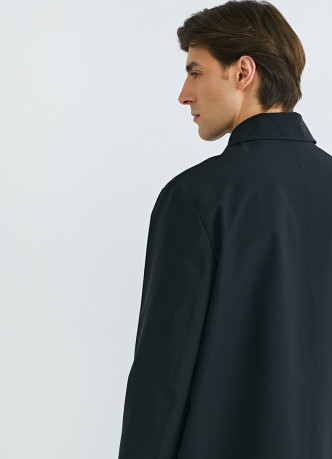 Плащ на пуговицах