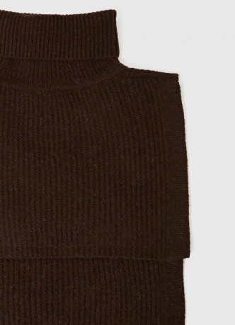 Манишка из пряжи с шерстью