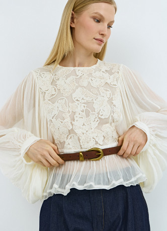 Блузка с обьемным рукавом и вышивкой