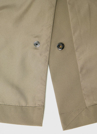 Плащ на пуговицах