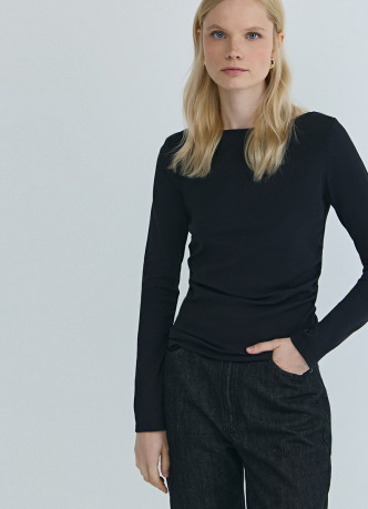 Лонгслив с вырезом лодочкой