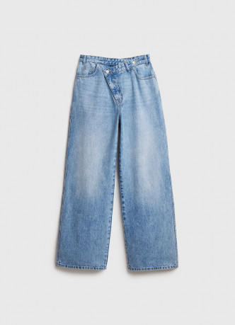 Широкие джинсы с асимметричной застёжкой