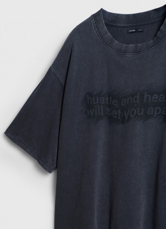 Объёмная футболка с принтом