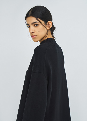 Объёмный джемпер с воротником-стойкой