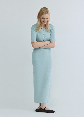 Платье в рубчик с воротником поло