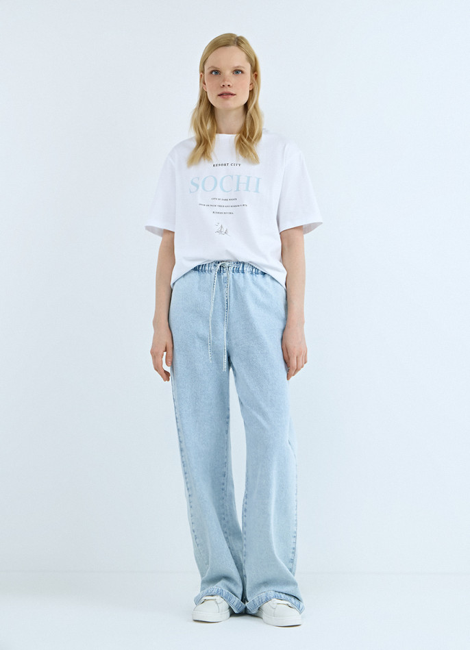 Тонкие джинсы на резинке со средней посадкой