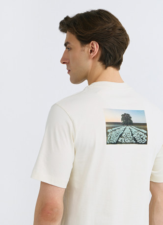 Футболка с принтом и вышивкой