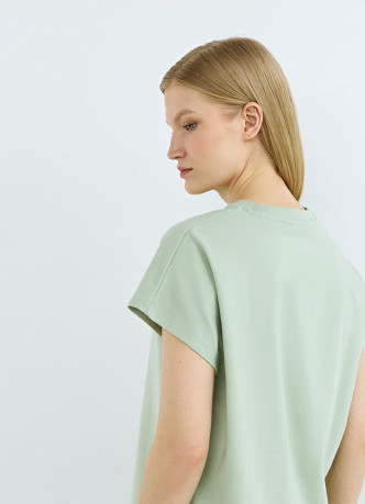 Футболка со спущенным плечом