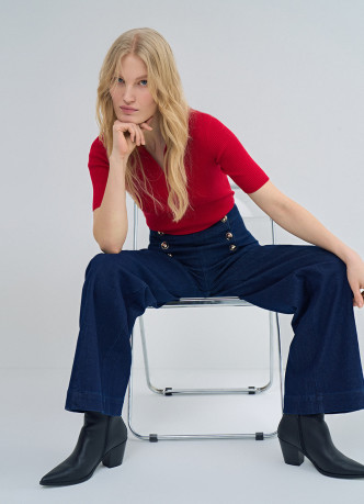 Широкие джинсы высокой посадки с декоративными пуговиицами