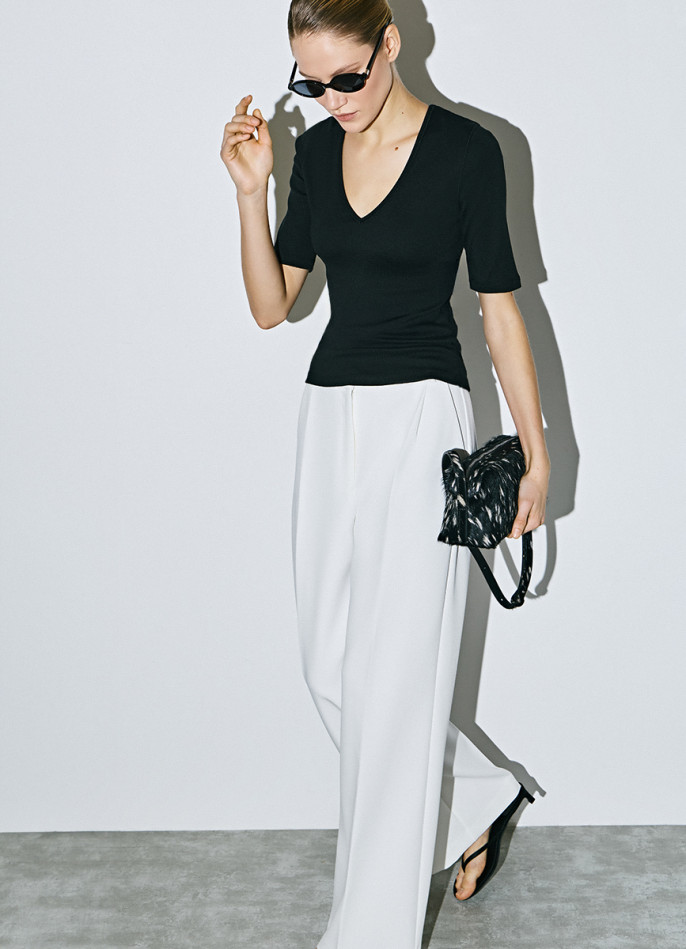 Футболка в рубчик с V-образной горловиной