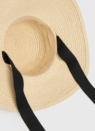 Соломенная шляпа с круглыми полями и лентой