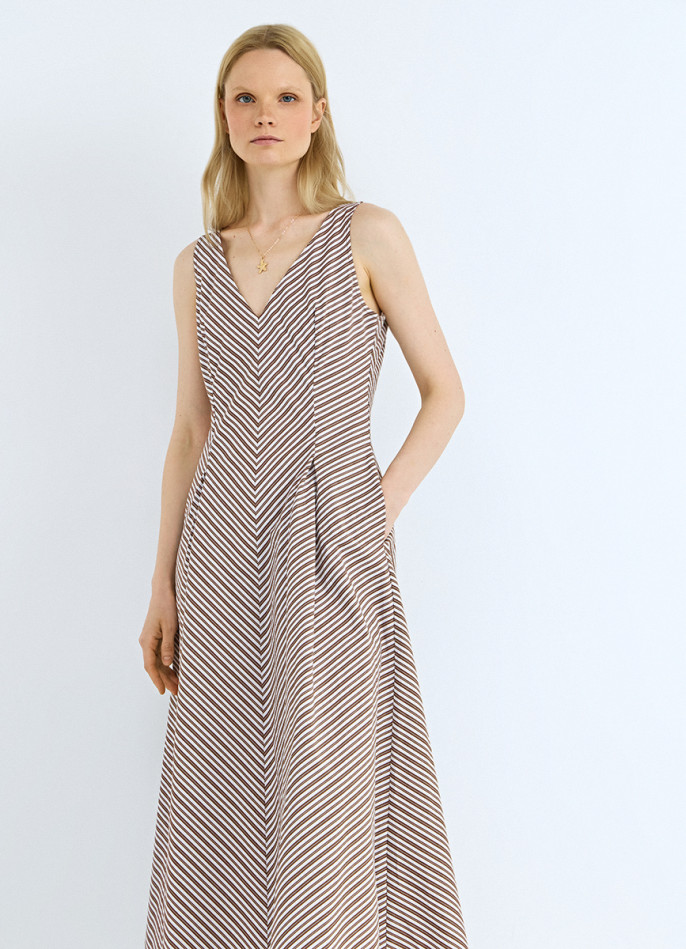 Приталенное платье с V-образным вырезом