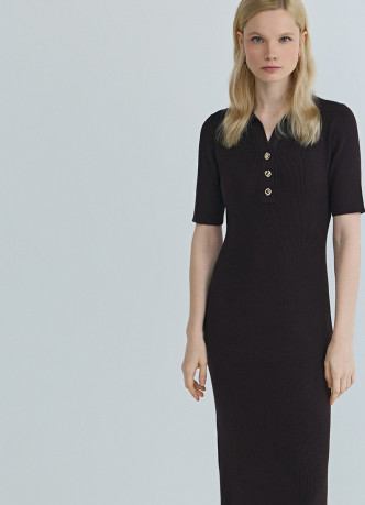 Платье в рубчик с воротником поло