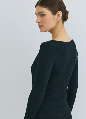 Лонгслив с драпировкой и асимметричным вырезом