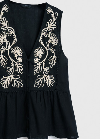 Топ с вышивкой и баской