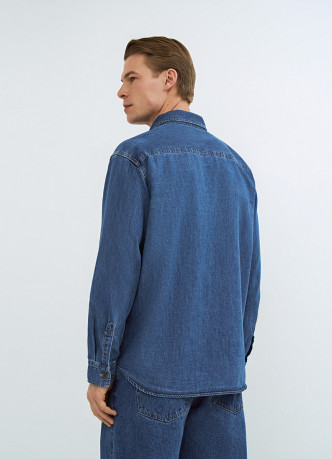 Джинсовая рубашка на пуговицах