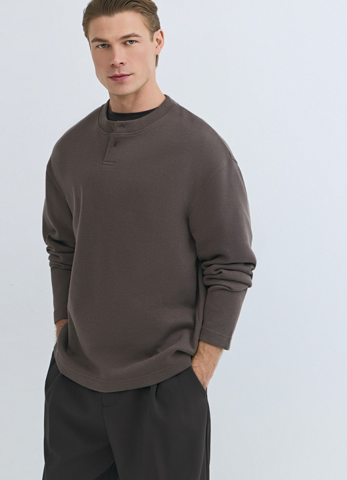 Свитшот с вырезом хенли