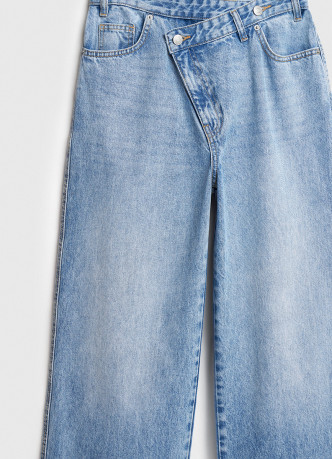 Широкие джинсы с асимметричной застёжкой