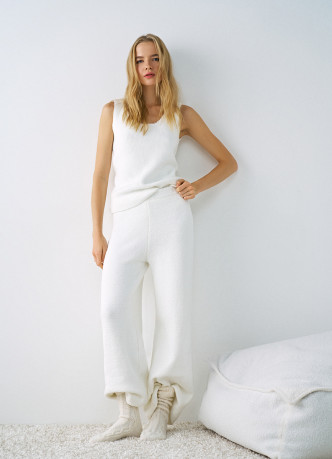 Вязаная майка из мягкой пряжи