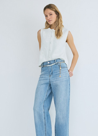 Прямые джинсы с высокой посадкой и ремнем с жемчугом