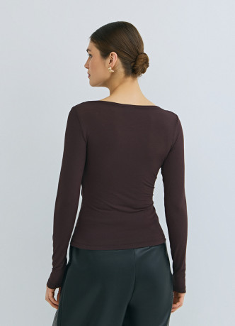 Лонгслив с драпировкой и асимметричным вырезом