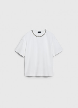 Футболка с декором у выреза