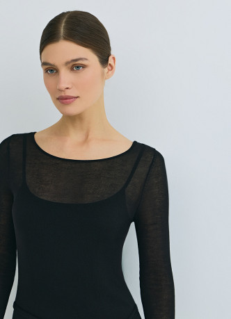 Вязаное платье с вырезом лодочкой