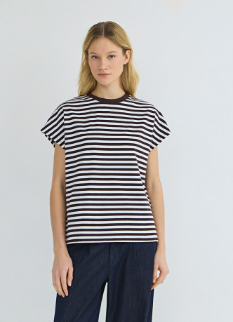 Футболка в полоску со спущенным плечом