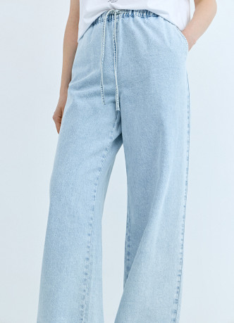 Тонкие джинсы на резинке со средней посадкой