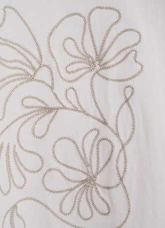 Футболка с цветочным декором