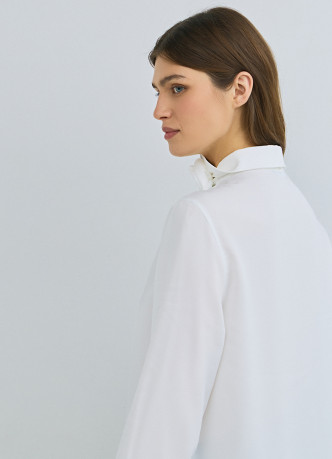 Блузка с декоративным цветком