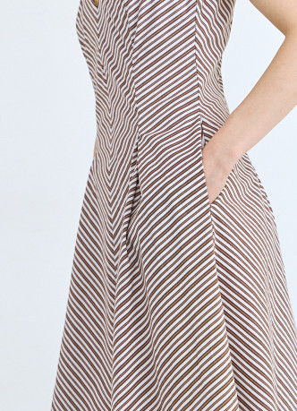 Приталенное платье с V-образным вырезом