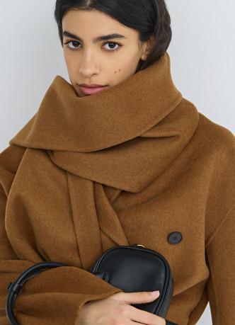 Длинное двубортное пальто с шарфом