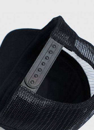 Бейсболка с патчем и сеткой