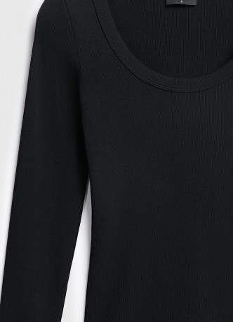 Приталенный лонгслив в рубчик