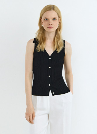 Трикотажный жилет в рубчик с воротником