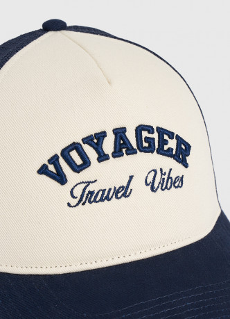 Бейсболка с вышивкой и сеткой