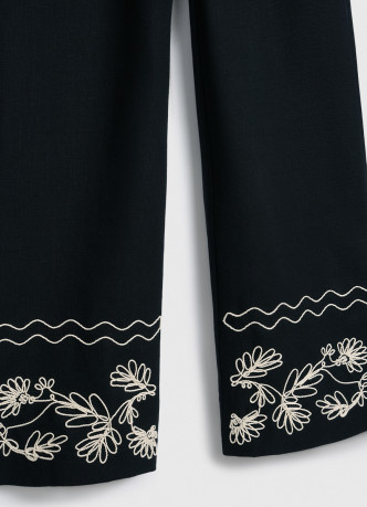 Брюки из вискозы и льна с вышивкой