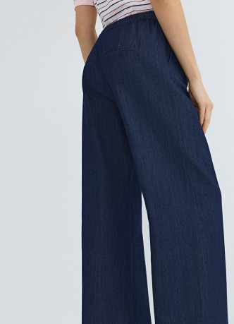 Тонкие джинсы на резинке со средней посадкой